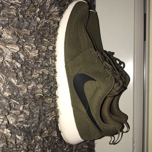 Men’s Roshe Nike sneakers